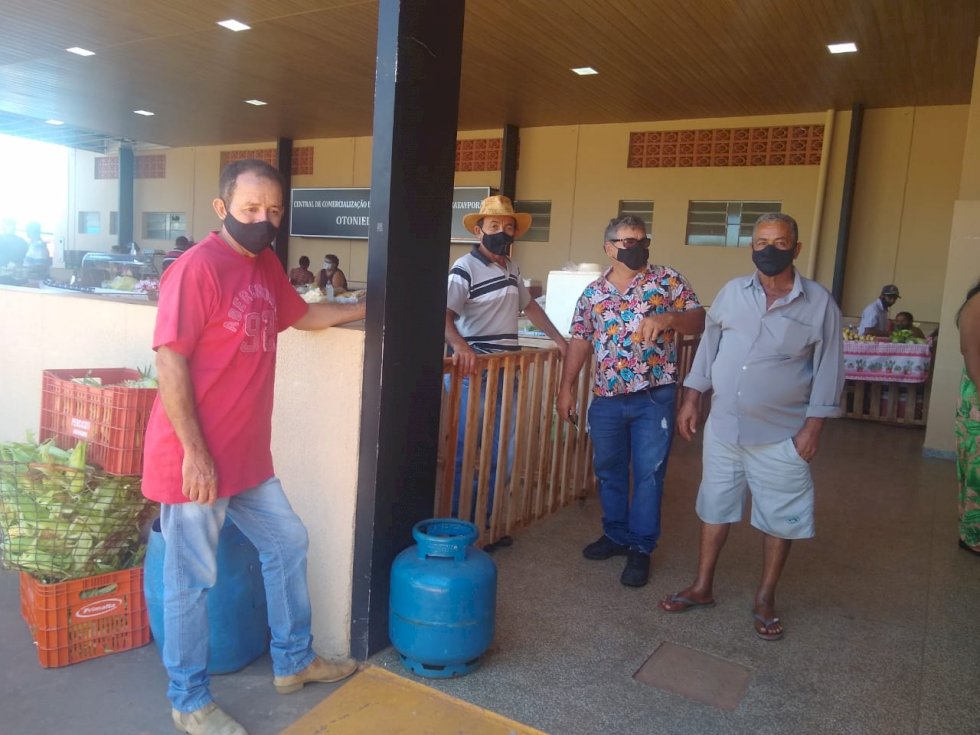 Feira de Batayporã oferece diversos produtos direto da roça para o consumidor