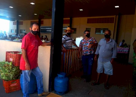 Feira de Batayporã oferece diversos produtos direto da roça para o consumidor