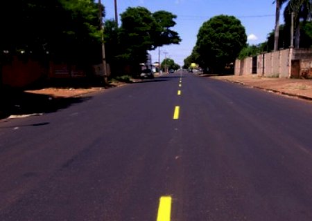 SINALIZAÇÃO DE TRÂNSITO CHEGA ÀS VIAS COM ASFALTO NOVO NA AVENIDA IVINHEMA