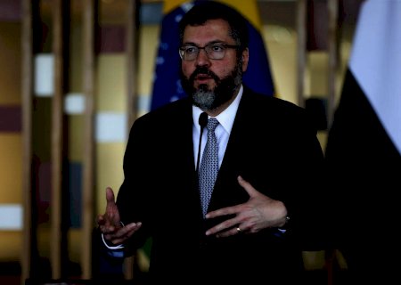 Ataques à imagem do agro são feitos com informações falsas, diz Ernesto Araújo