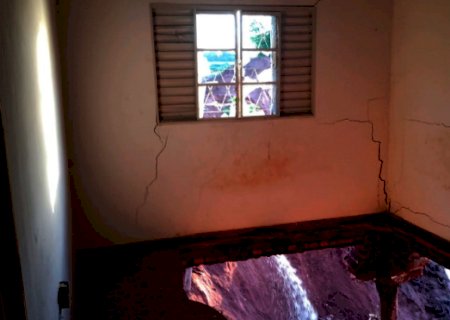 Chuva aumenta cratera e casa tem 40% da estrutura comprometida
