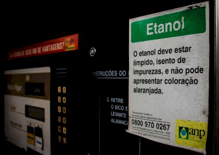Bolsonaro pede a Lira para votar projeto sobre venda direta de etanol 