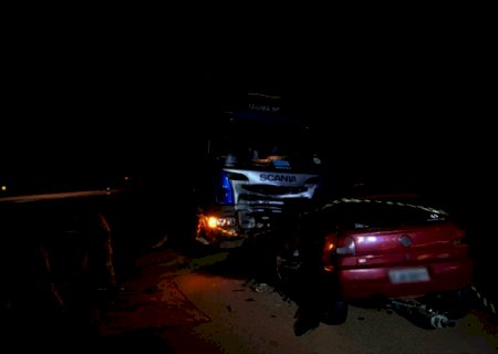 Acidente entre caminhão e carro de passeio mata jovem de 23 anos