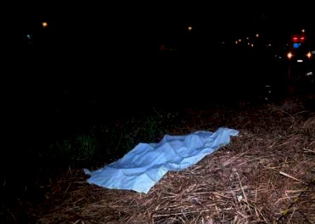 Motociclista perde controle de moto e morre ao atingir placa e poste na BR-376