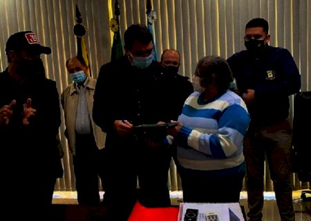 Riedel entrega baixa de hipoteca a moradores de Ivinhema, realizando o sonho de dezenas de famílias
