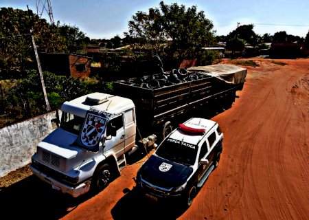 Força Tática do 8° BPM na Operação Hórus, apreende carreta carregada com pneus contrabandeados do Paraguai