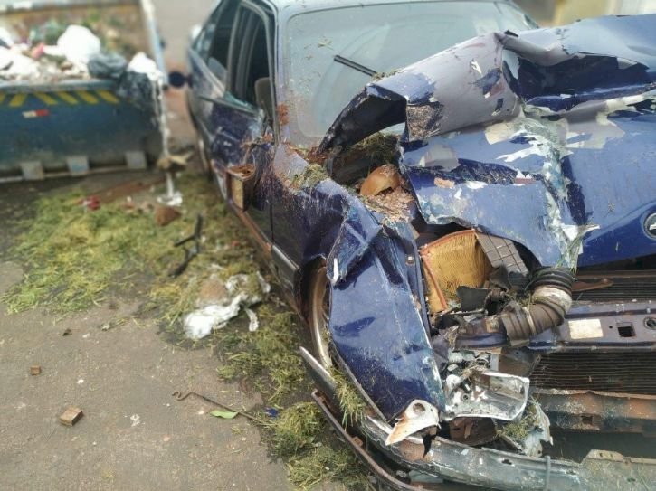 Motorista bate carro em caçamba de entulho