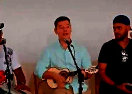 Vereador arrasa como pagodeiro em festa de familia