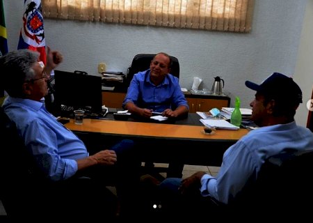 Em Taquarussu Roberto Hashioka se reuniu com Prefeito e Vereadores