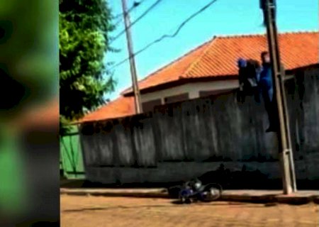 Nova Andradina: Bandidos são flagrados roubando motocicletas do pátio do Detran