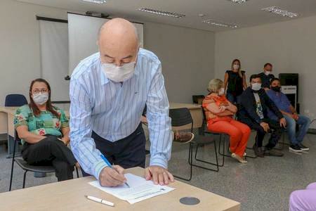 Nova Andradina: Prefeito assina ordens de serviço para construção de escola no universitário e retomada das obras da creche Irman Ribeiro