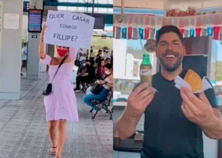 Mulher pede namorado em casamento em terminal e ganha coxinha como resposta