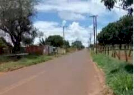 Sem transporte escolar, crianças se deslocam por rodovia para ir até escola
