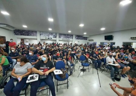 Professores marcam paralisação para pressionar garantia de aumento salarial