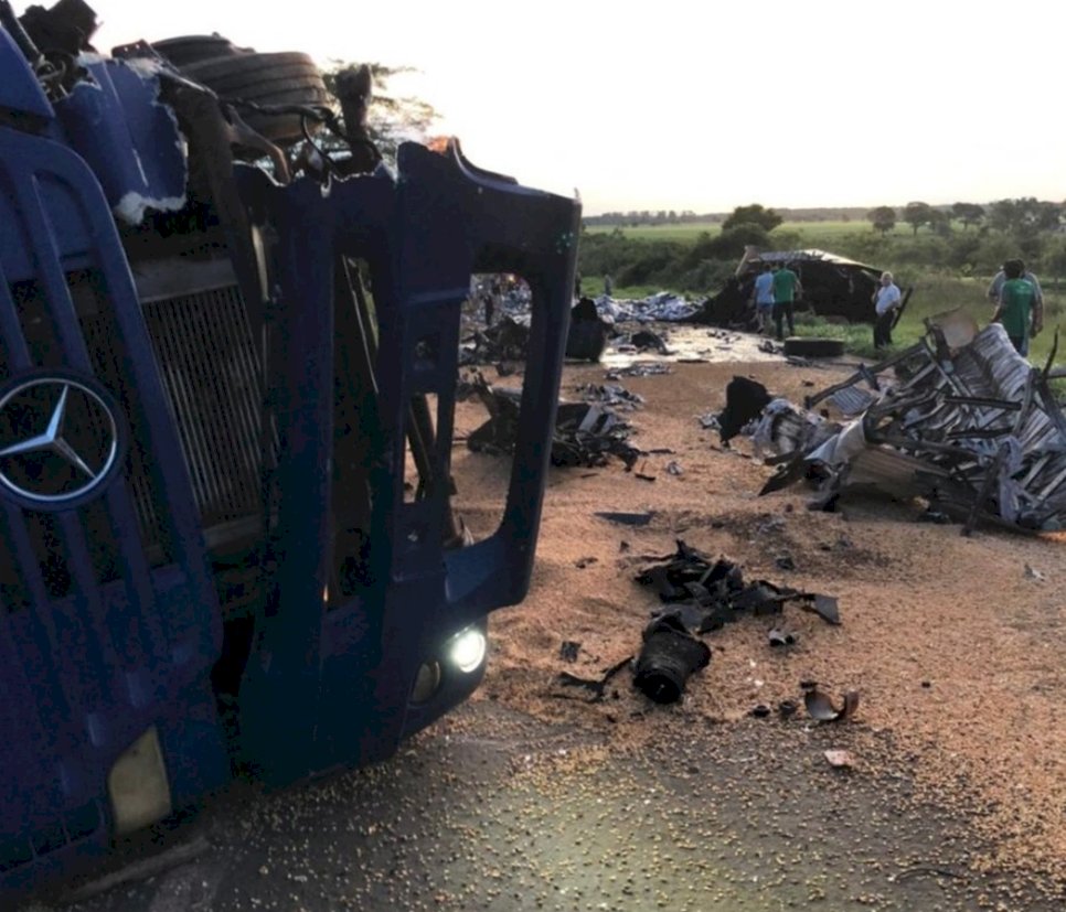 Acidente entre carreta e caminhão na BR-376 próximo ao assentamento Santa Olga deixa vítimas fatais