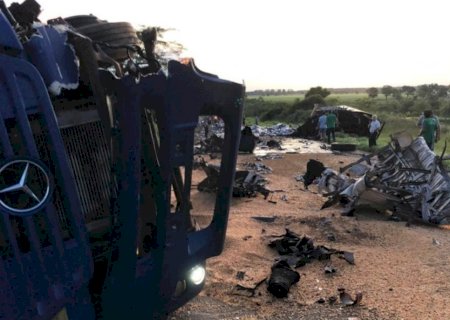 Acidente entre carreta e caminhão na BR-376 próximo ao assentamento Santa Olga deixa vítimas fatais