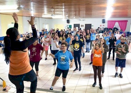 Idosos e adolescentes dançam juntos em aula especial de zumba no Conviver de Batayporã