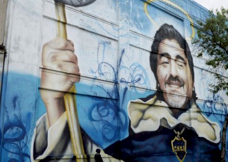 Camisa de Maradona em gol com 'mão de Deus' é vendida por R$ 44 mi