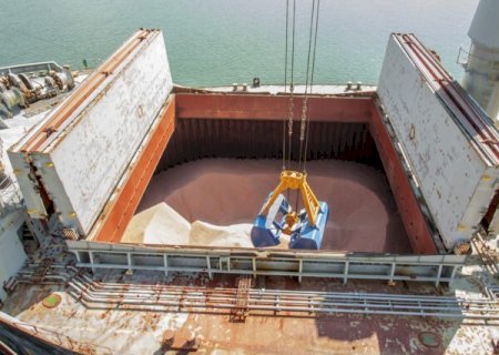 Demanda por fertilizante provoca filas de navios no Porto de Paranaguá