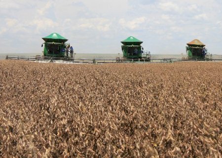 Agricultores do Centro-Oeste recebem 86 contratos de crédito fundiário