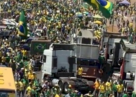 Caminhoneiros e manifestantes tomam ruas de Brasília