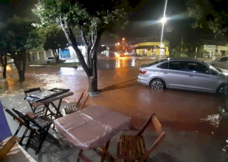 Ivinhema - Forte temporal, alaga ruas e avenidas da cidade.