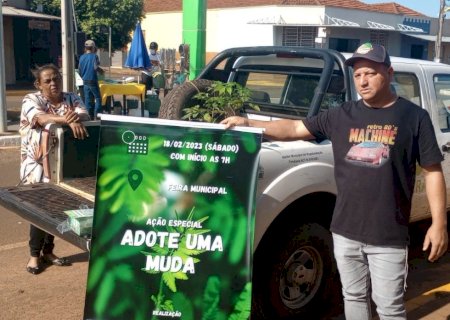 Batayporã: Departamento de Meio Ambiente distribuiu mudas ornamentais na manhã de hoje em frente a feira municipal