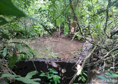 Mulher é autuada em R$ 7 mil por desviar água de córrego e destruir áreas protegidas
