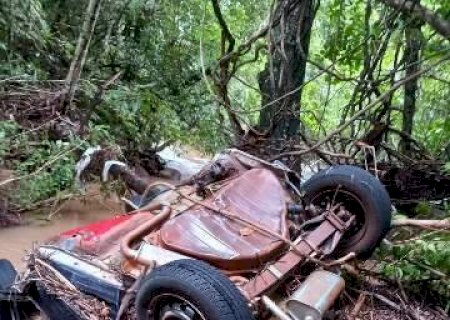 Motorista morre dentro de carro depois de ser arrastado por enxurrada