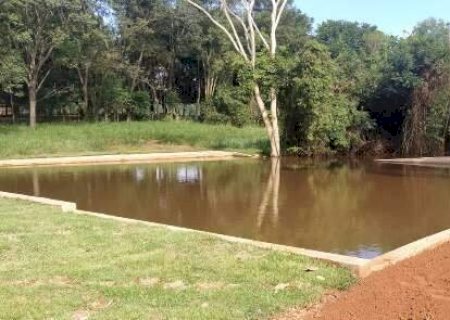 Dono de sítio transforma córrego em piscina particular e é multado