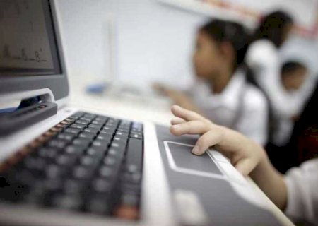 Dialogar sobre conteúdos online com filhos é mais eficaz do que restringir acesso a internet