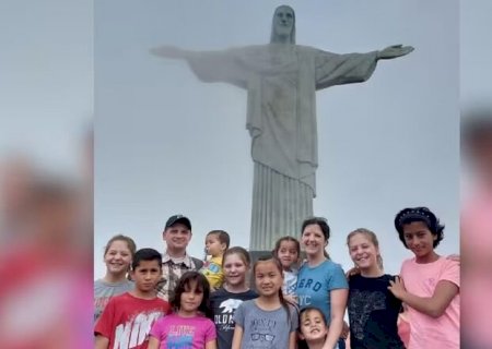 Casal 'gringo' adota seis irmãos brasileiros de uma só vez para não separar família