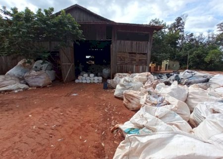 Dono de depósito de recicláveis é autuado por armazenamento inadequado de embalagens de agrotóxicos