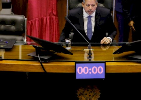 Lira se reúne com Dino em dia de operação da PF, e aliados veem retaliação do governo