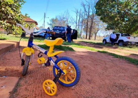 Com pedido de socorro, criança leva carta para escola e livra mãe de cárcere