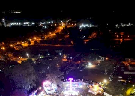 1ª noite da Festa do Sereno tem shows de peso, recinto lotado e decoração imponente