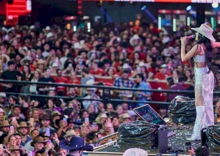 Ana Castela chora, leva cavalo gigante, conquista arena lotada e faz história na 1ª vez no palco principal de Barretos
