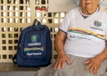Aos 94 anos, estudante mais velha do mundo se matricula na escola após a morte do marido