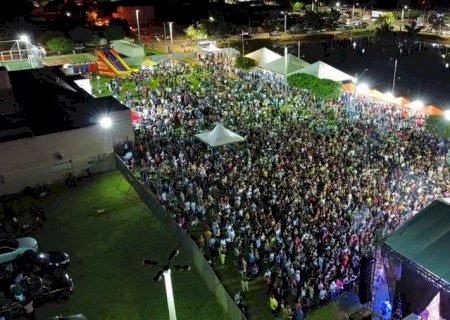 Show de Henrique e Diego lota centro de Batayporã durante aniversário do município