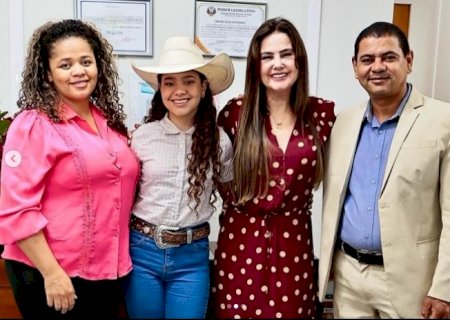 “Menina do Agro” Cantora Isadora Berto é recebida pela deputada Mara Caseiro