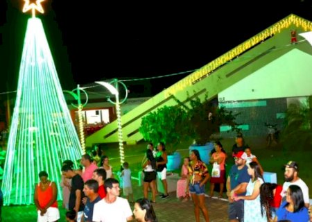 Anaurilândia Inaugura Natal de Luz com Chegada do Papai Noel e iluminação na Praça