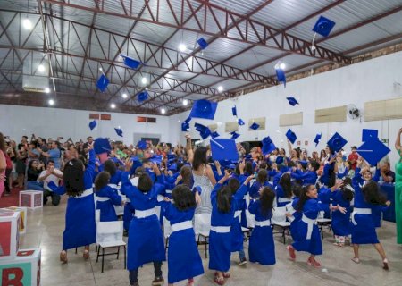 Famílias lotam salão e celebram formatura de mais de 165 alunos da Educação Infantil de Batayporã