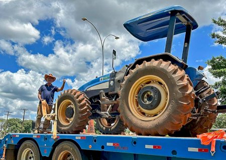 Produtores de leite de Glória de Dourados são beneficiados por máquinas destinadas por Vander