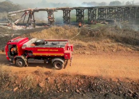 Bombeiros de MS atuam para preservar pontes na Estrada Parque, vegetação e moradias de ribeirinhos no Pantanal