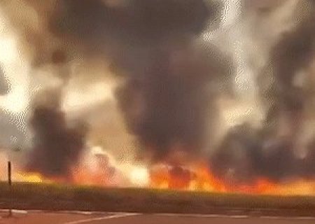 Motoristas se arriscam em meio a fumaça de grande incêndio em canavial de usina