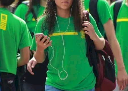 Governo Federal prepara lei para banir celulares em escolas de todo país