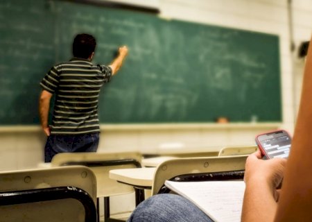Comissão de Educação da Câmara aprova projeto para proibir uso de celulares nas escolas