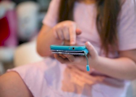 Regulamentação do uso de celulares nas escolas municipais é proposta na Câmara