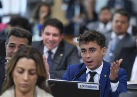 Proibição de celular nas escolas cria conflito na direita