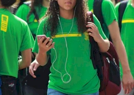 Senado aprova projeto que proíbe uso de aparelhos celulares em escolas